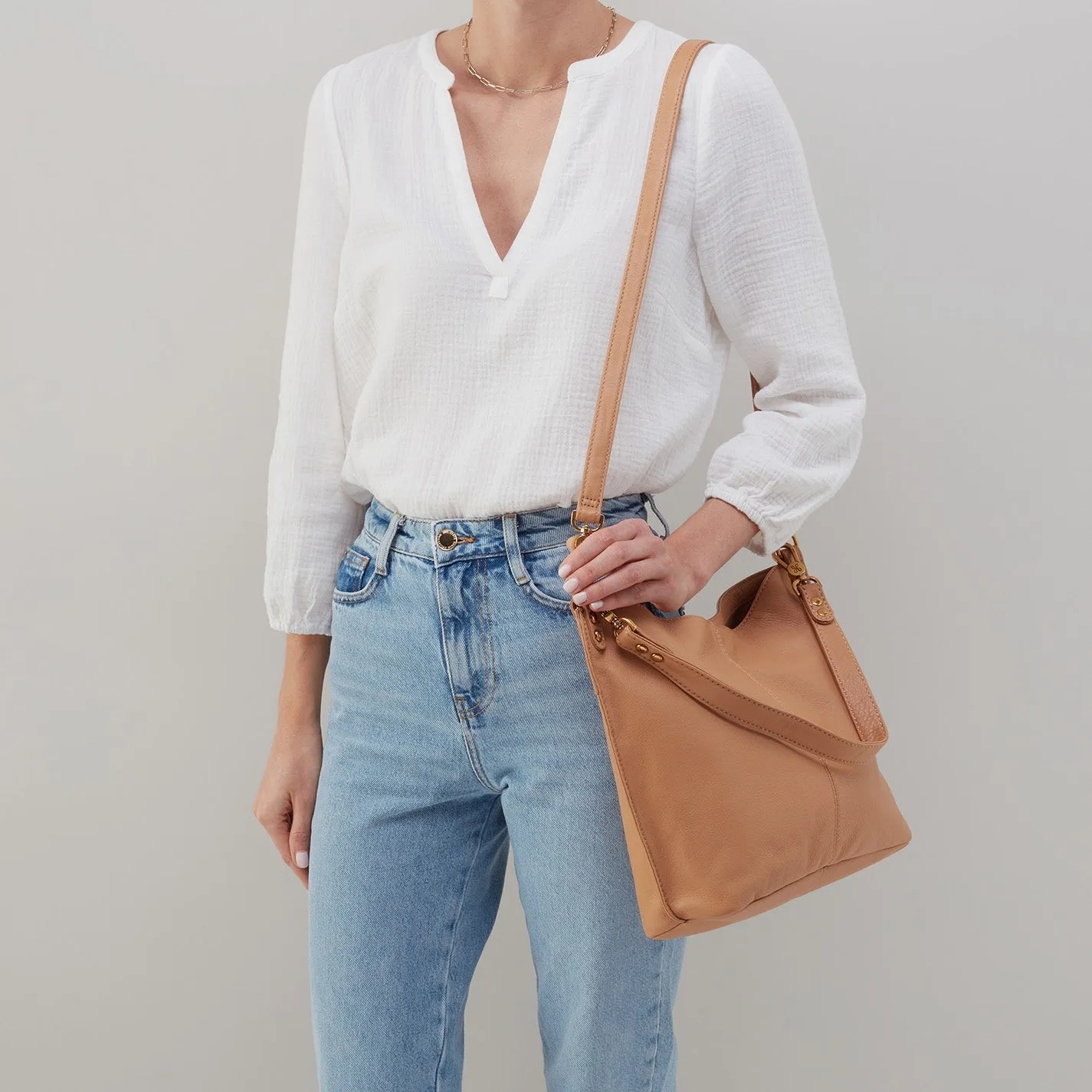 Women‘s Pier Shoulder Bag In Pebbled Leather - Sandstorm