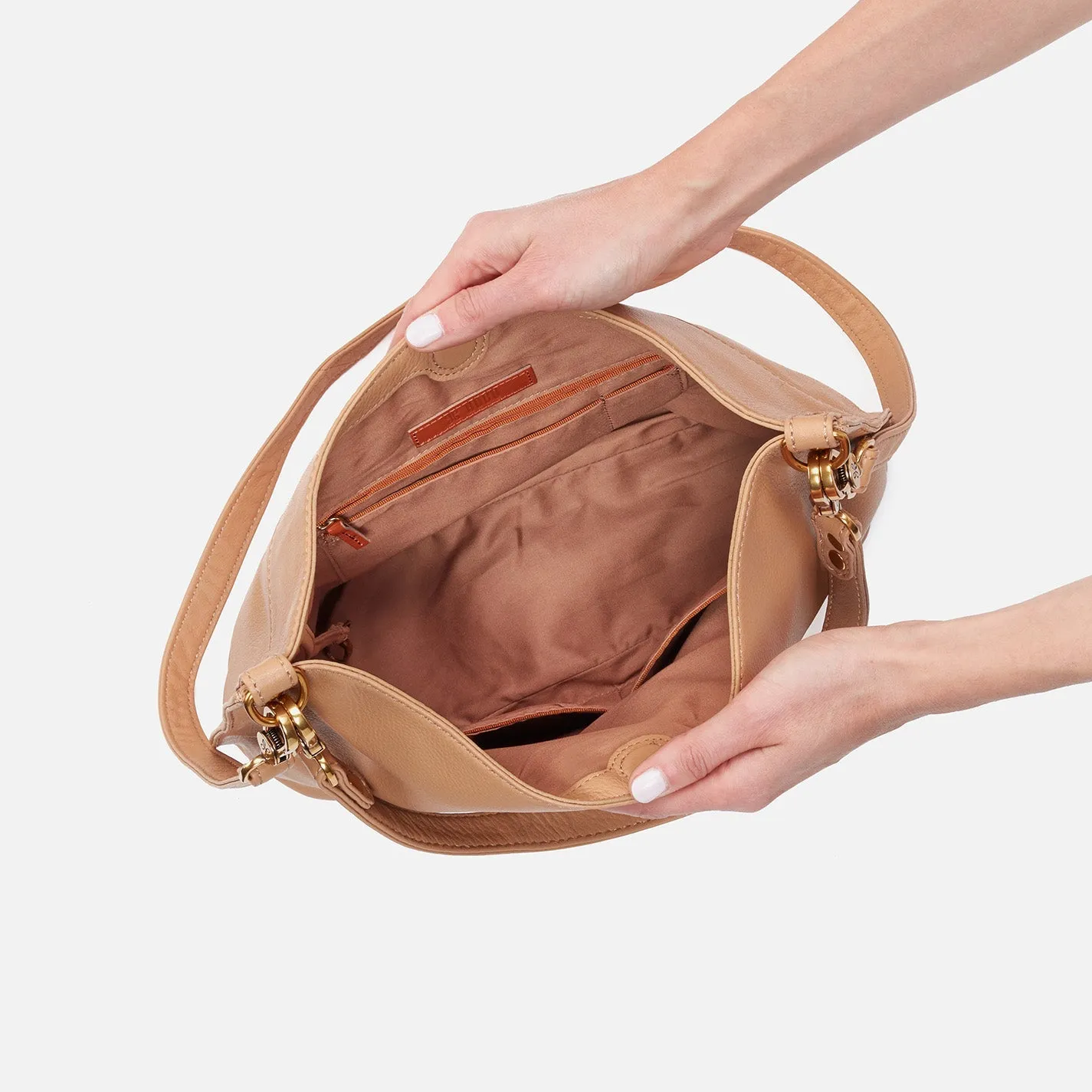 Women‘s Pier Shoulder Bag In Pebbled Leather - Sandstorm