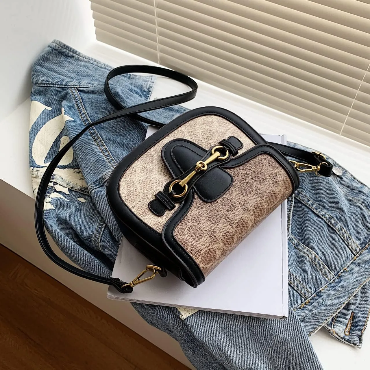 Women's Small Crossbody Bags with Golden Buckle Artificial Leather Purse Handbag in Fashionable Design